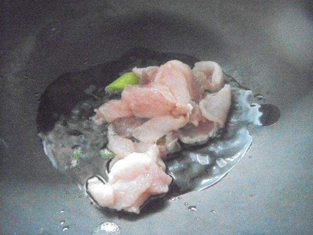 瘦肉木耳炒丝瓜步骤3