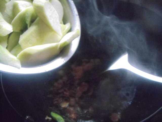 瘦肉木耳炒丝瓜步骤6