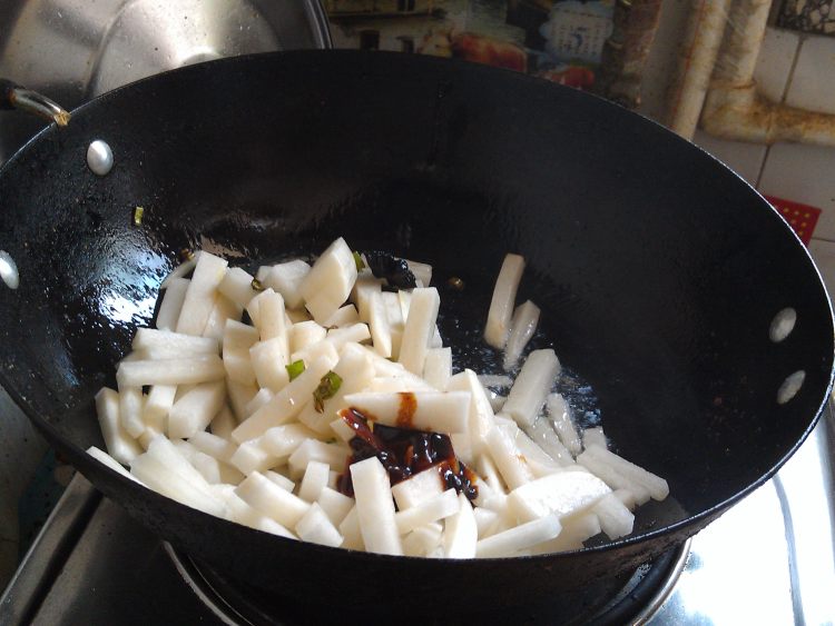 黄豆炒白萝卜步骤4