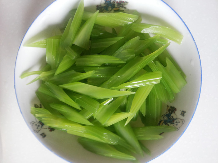 姜末拌芹菜步骤4