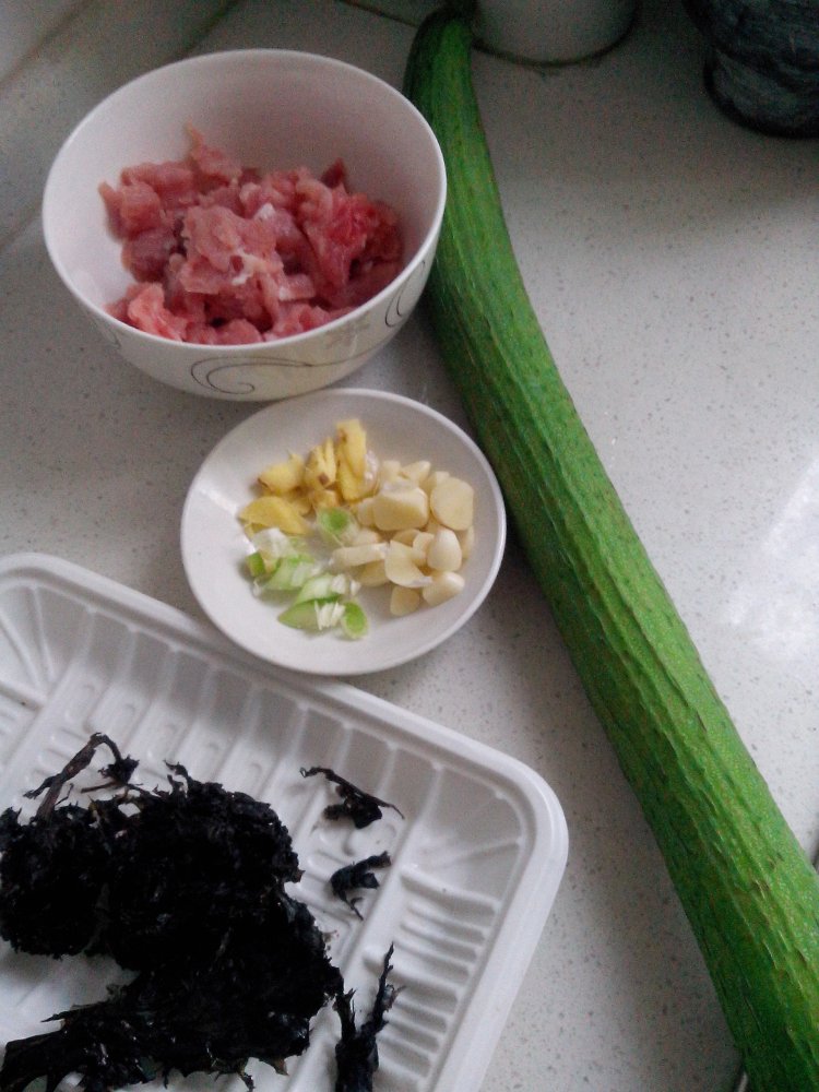 紫菜丝瓜汤步骤1