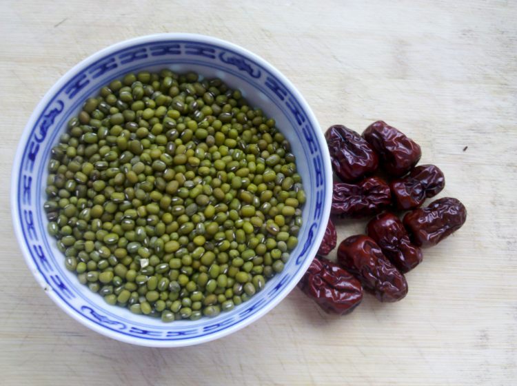 红枣绿豆汤步骤1