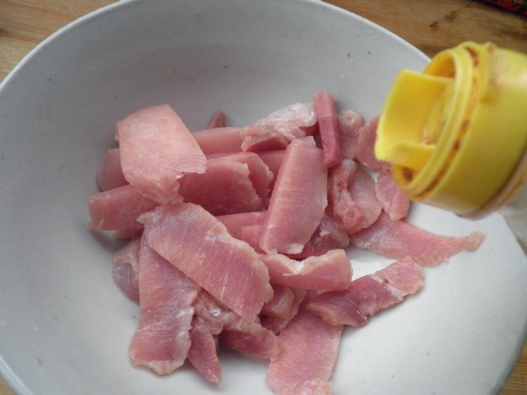 紫菜丝瓜肉片汤步骤3