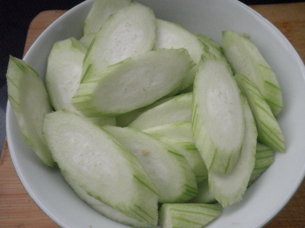 紫菜丝瓜肉片汤步骤1
