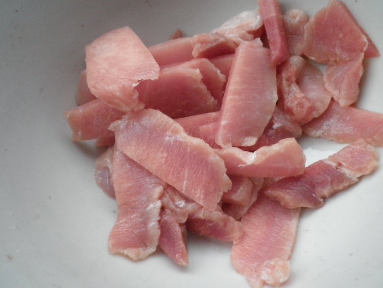紫菜丝瓜肉片汤步骤2