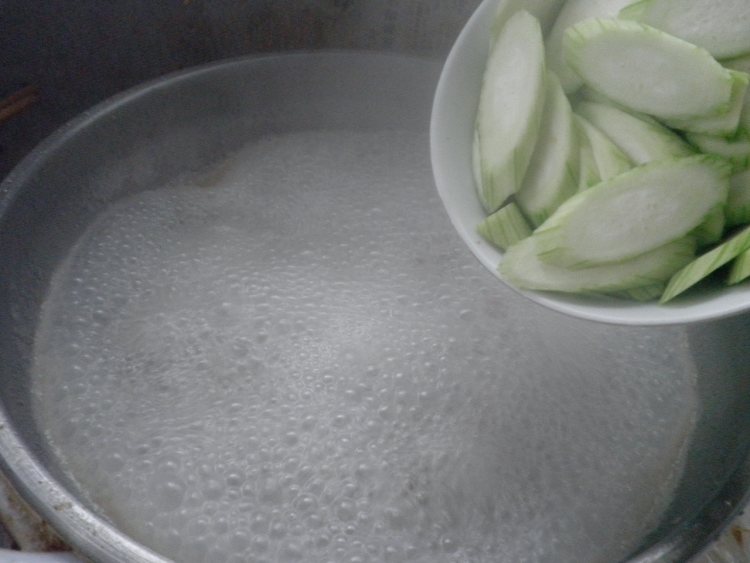 紫菜丝瓜肉片汤步骤10