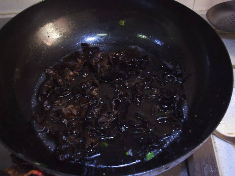 香菜凉拌黑木耳步骤2