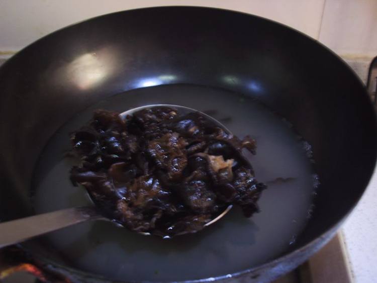 香菜凉拌黑木耳步骤3