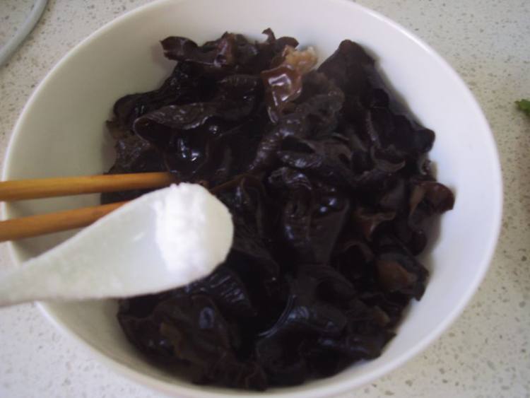 香菜凉拌黑木耳步骤7