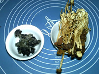茶树菇丝瓜肉片汤步骤1