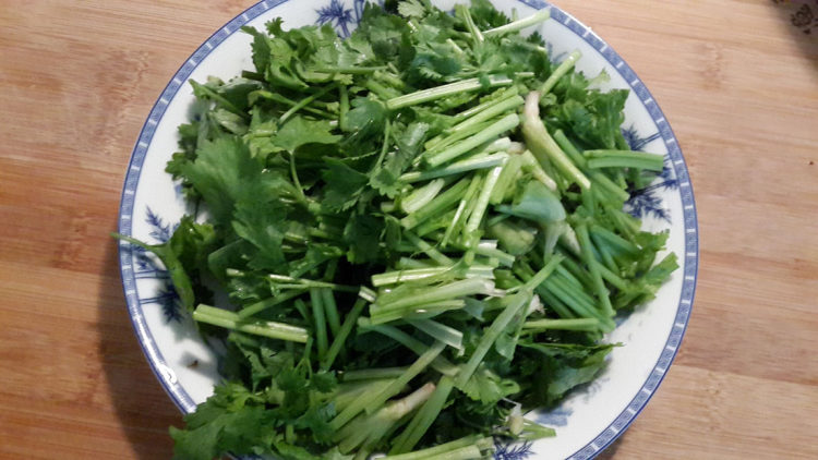 香菜炒肉丝步骤1