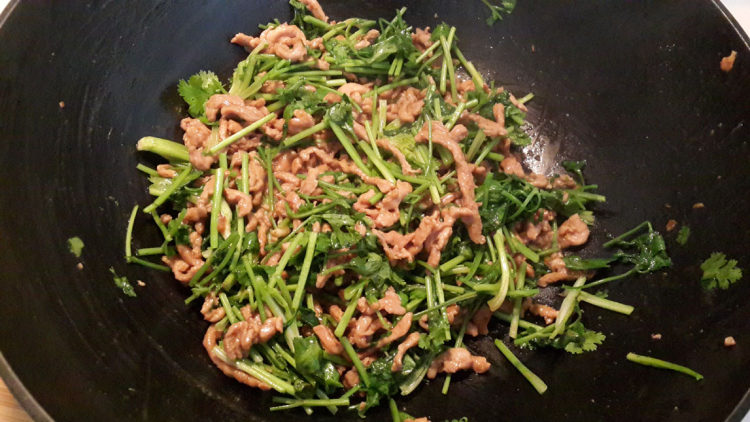 香菜炒肉丝步骤7