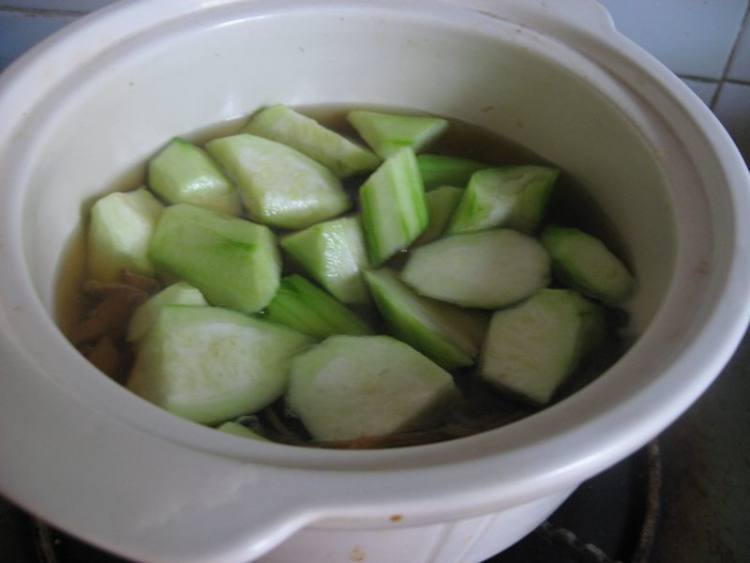 笋干丝瓜番茄汤步骤5