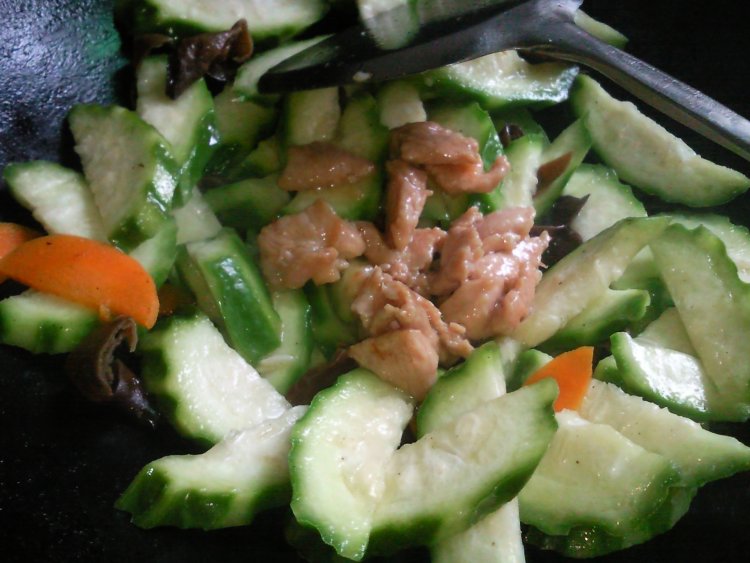 丝瓜木耳炒肉片步骤8