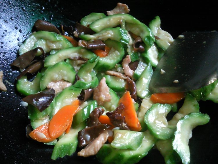 丝瓜木耳炒肉片步骤10