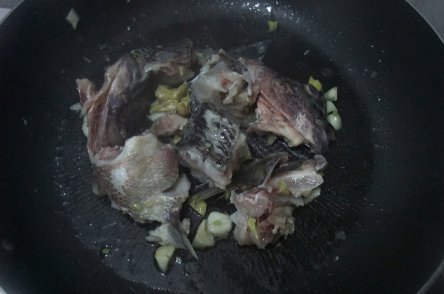 番茄丝瓜鱼头汤步骤3