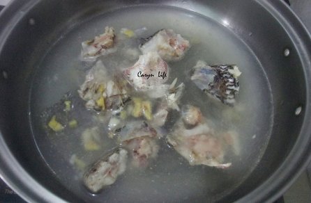 番茄丝瓜鱼头汤步骤4