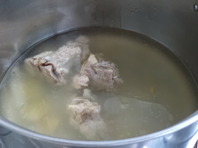 冬瓜排骨粉丝汤步骤1
