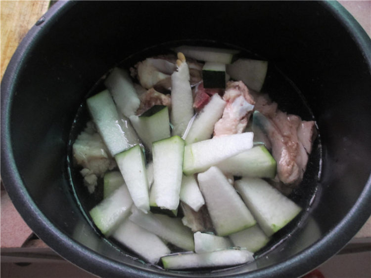 冬瓜黄豆龙骨汤步骤4