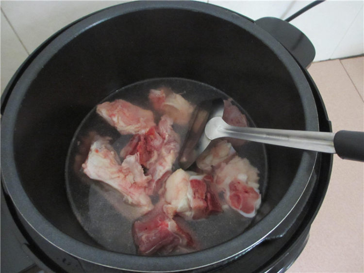 冬瓜黄豆龙骨汤步骤1