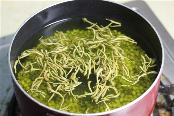 绿豆金银花汤步骤7