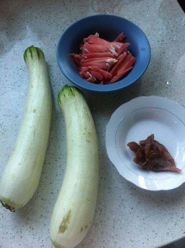 肉片丝瓜汤步骤1