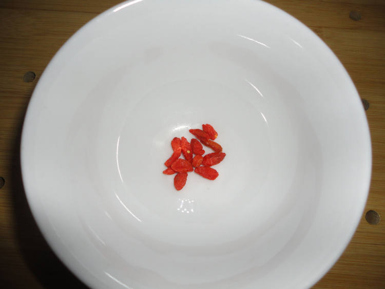 冰糖银耳莲子绿豆汤步骤2