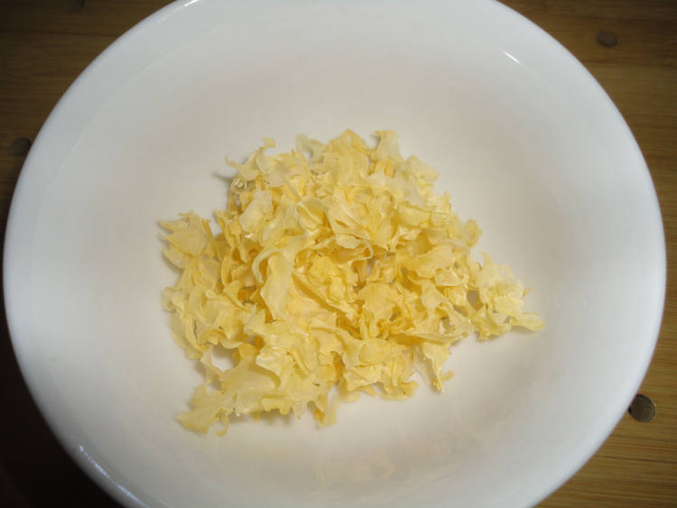 冰糖银耳莲子绿豆汤步骤1