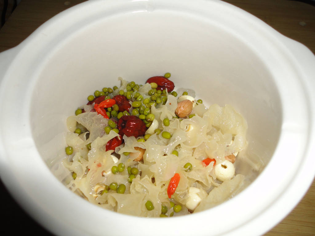 冰糖银耳莲子绿豆汤步骤8