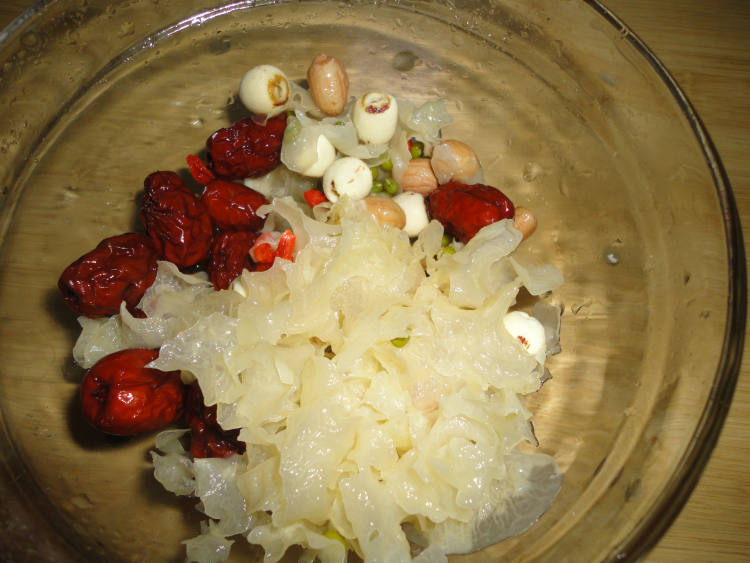 冰糖银耳莲子绿豆汤步骤7
