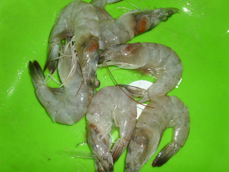 丝瓜毛豆炒鲜虾步骤1