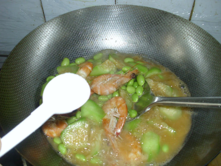 丝瓜毛豆炒鲜虾步骤6