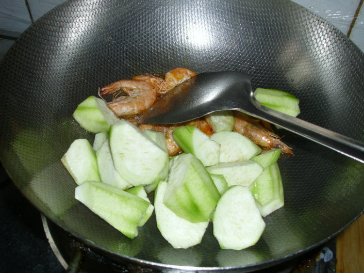 丝瓜毛豆炒鲜虾步骤4