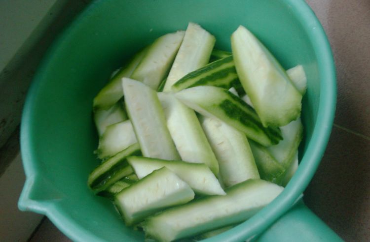 荔枝菌炒丝瓜步骤4