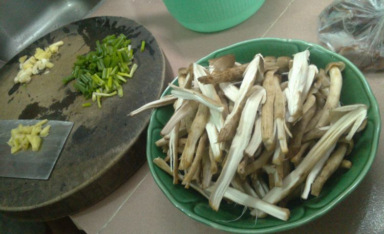荔枝菌炒丝瓜步骤5