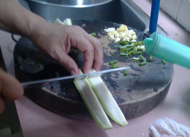 荔枝菌炒丝瓜步骤3
