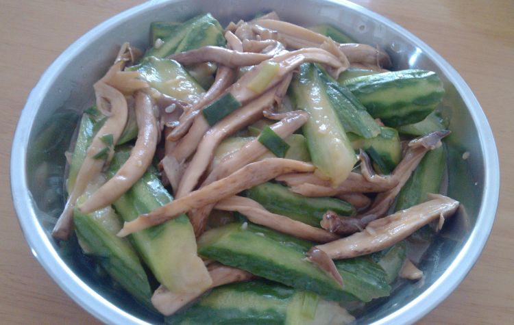 荔枝菌炒丝瓜步骤9