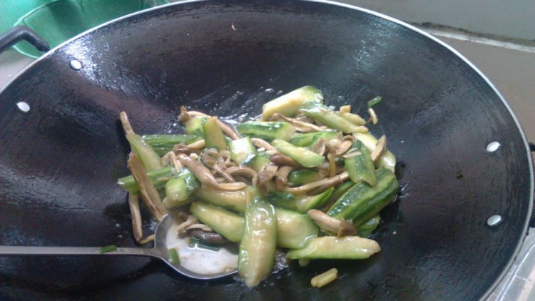 荔枝菌炒丝瓜步骤8