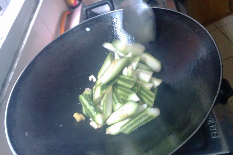 荔枝菌炒丝瓜步骤7