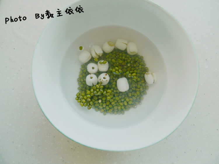 莲子绿豆饮步骤1