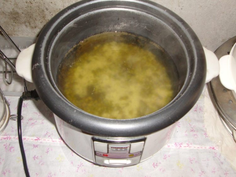 绿豆芹菜豆干粥步骤3