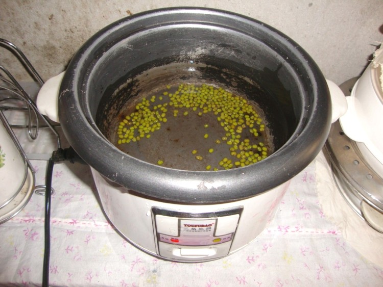 绿豆芹菜豆干粥步骤2