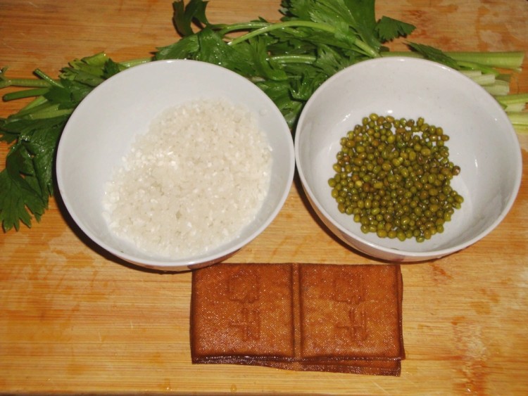 绿豆芹菜豆干粥步骤1