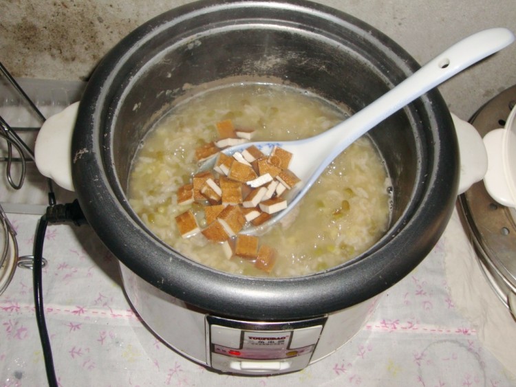 绿豆芹菜豆干粥步骤5
