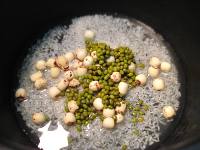 莲子绿豆粥步骤6