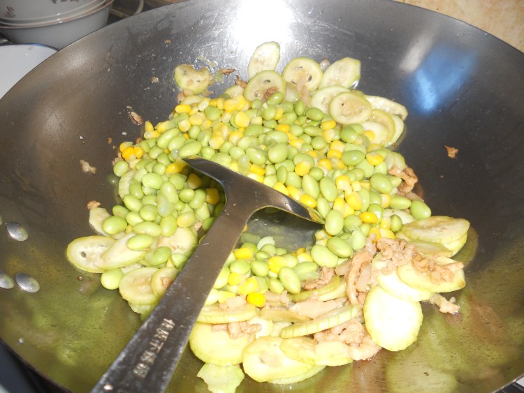 毛豆玉米丝瓜炒肉丝步骤9