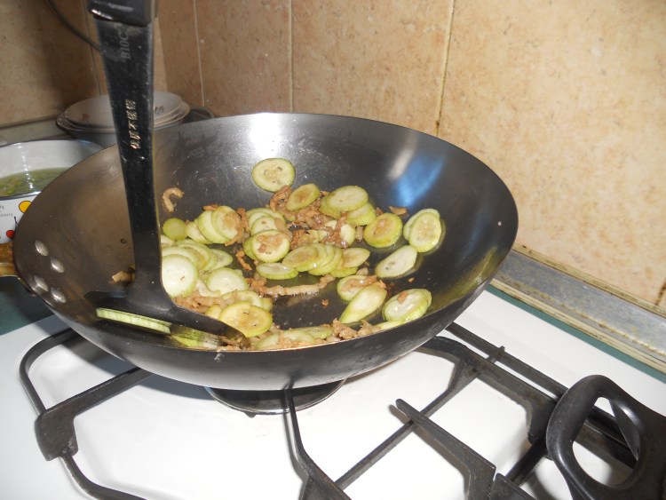 毛豆玉米丝瓜炒肉丝步骤8