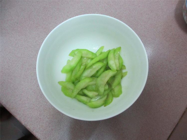 丝瓜瘦肉汤步骤5