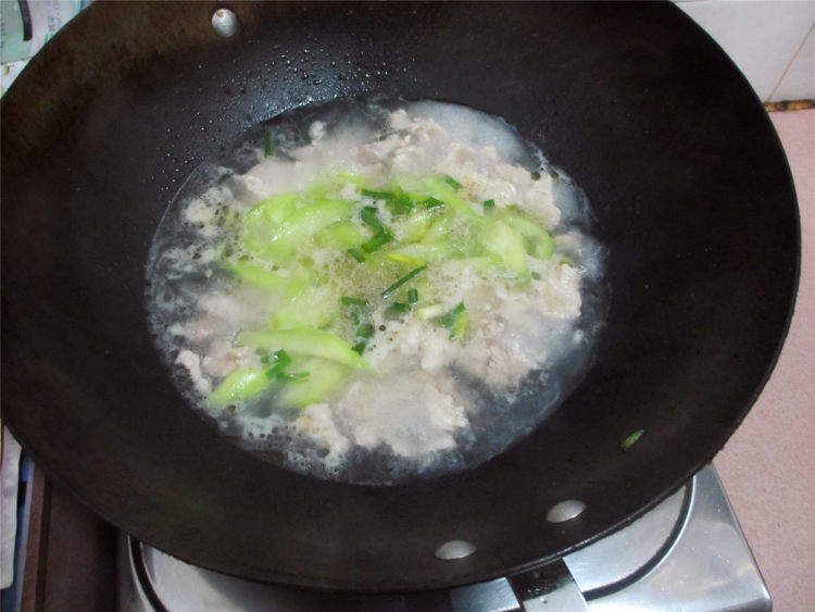 丝瓜瘦肉汤步骤11