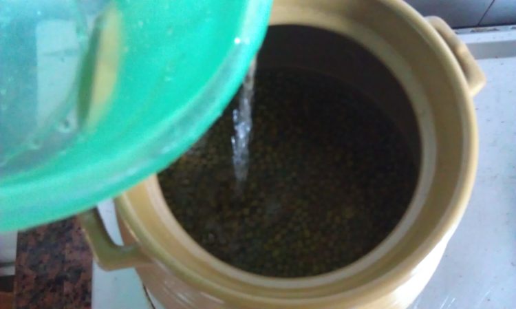 凉瓜绿豆瘦肉汤步骤8